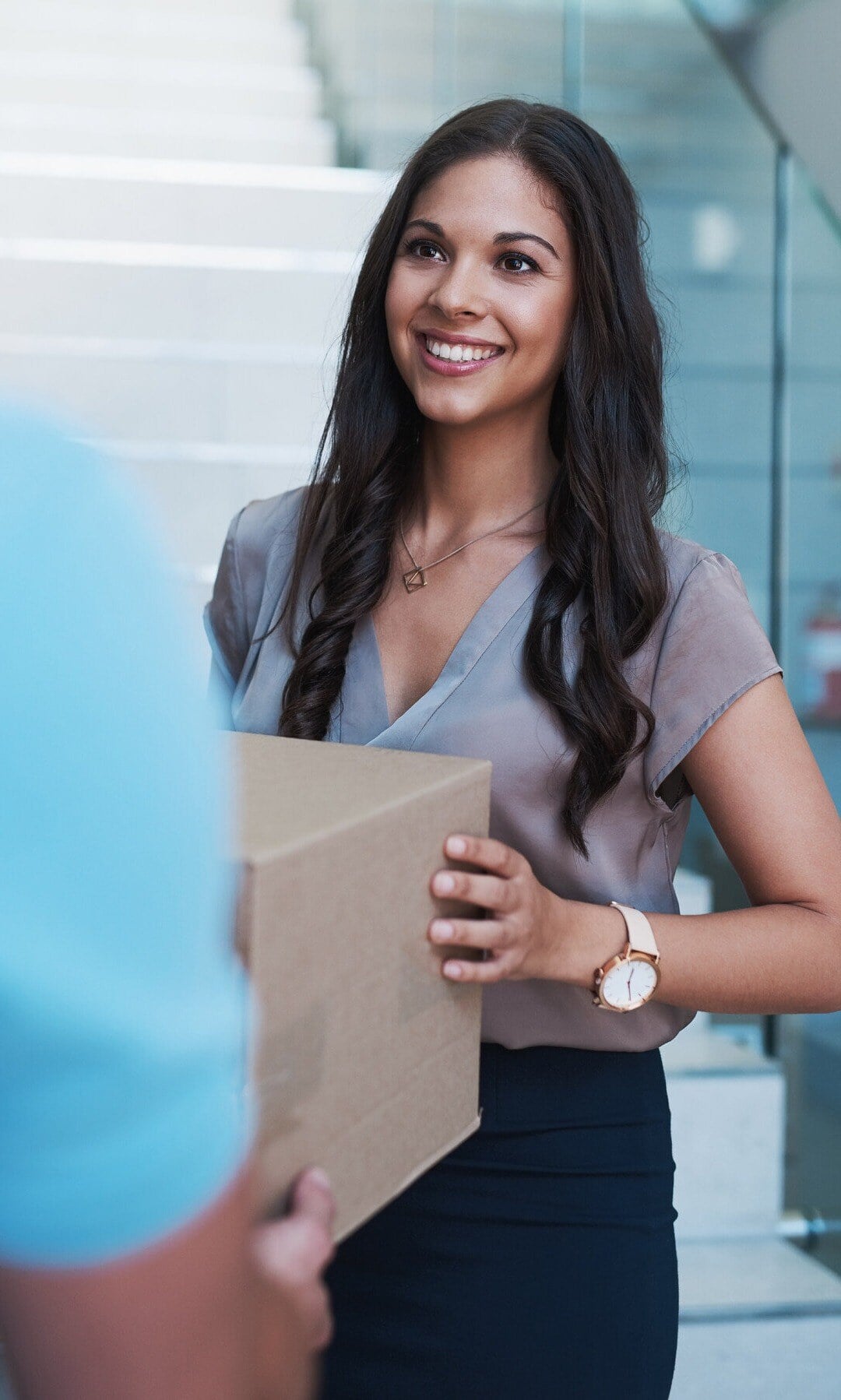 cropped-shot-of-a-businesswoman-accepting-a-packag-2023-11-27-05-05-09-utc-1 cropped-shot-of-a-businesswoman-accepting-a-packag-2023-11-27-05-05-09-utc-1